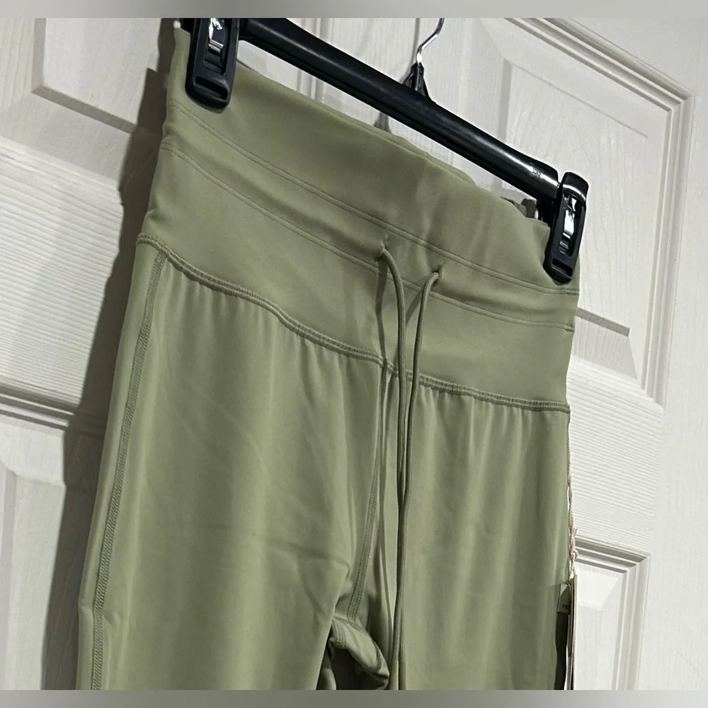 Vuori Women's Medium Daily Legging Green NWT High Rise 7/8 Insteam No-Slip